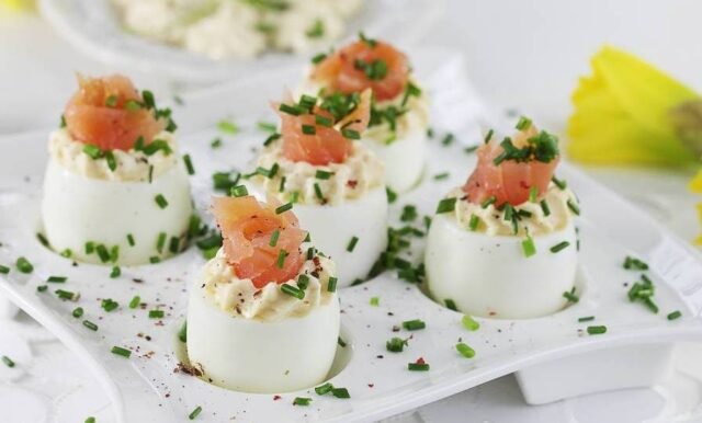 Яйця фаршировані лососем