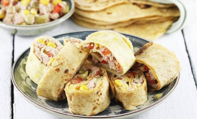 Рулет із тортильї з тунцем