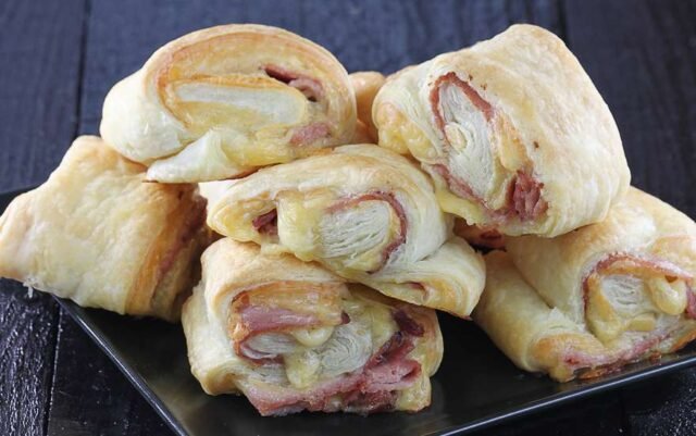 Листкове тісто з сиром та шинкою