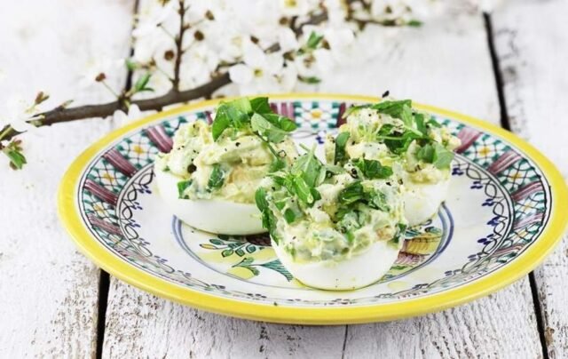 Яйця фаршировані авокадо