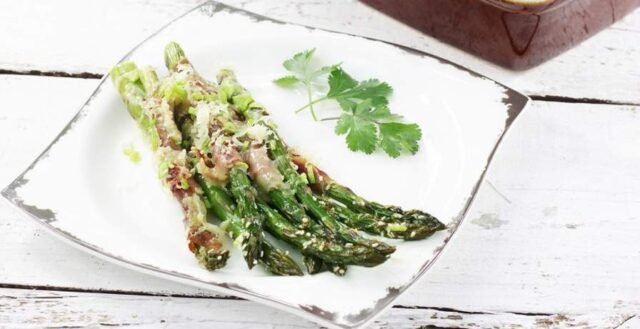 Запечена зелена спаржа у шинці