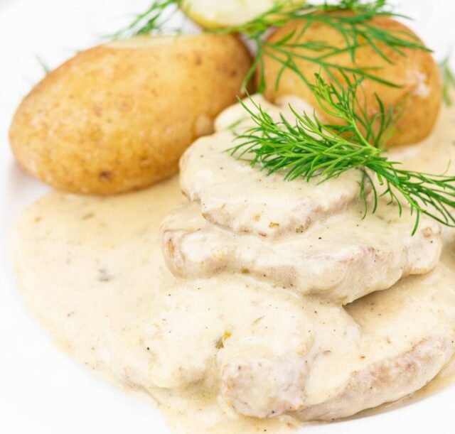 Вирізка в соусі з хрону