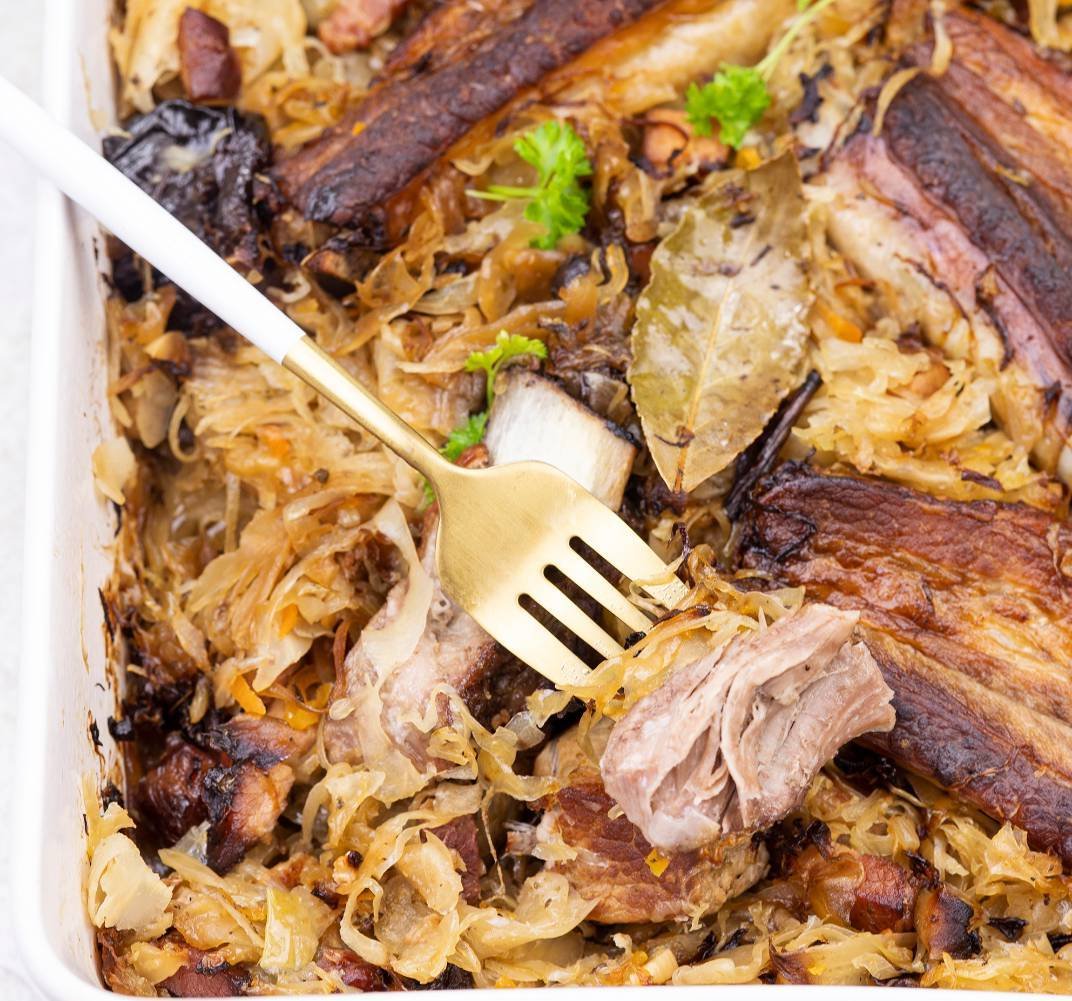 Домашні реберця у квашеній капусті