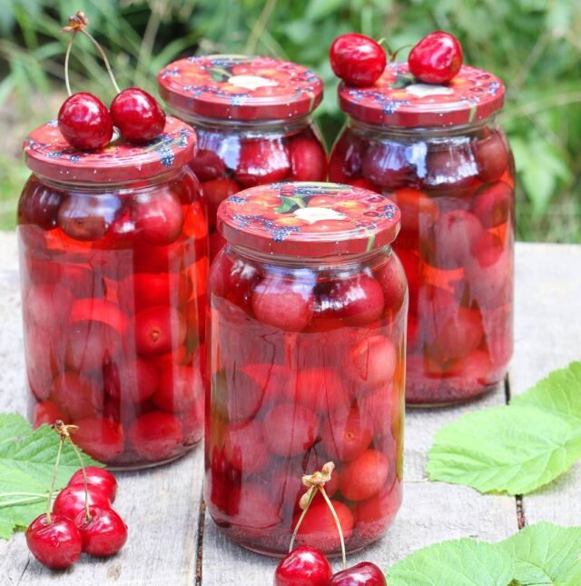 Компот з вишні