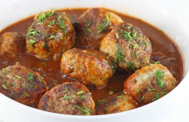 Фрикадельки в томатному соусі