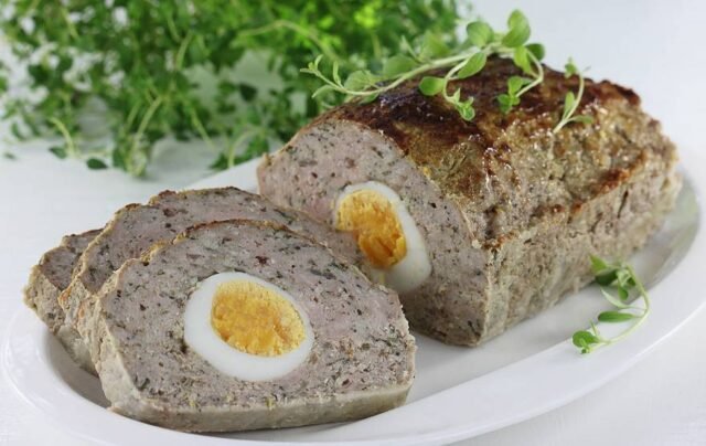 М'ясний рулет з яйцем