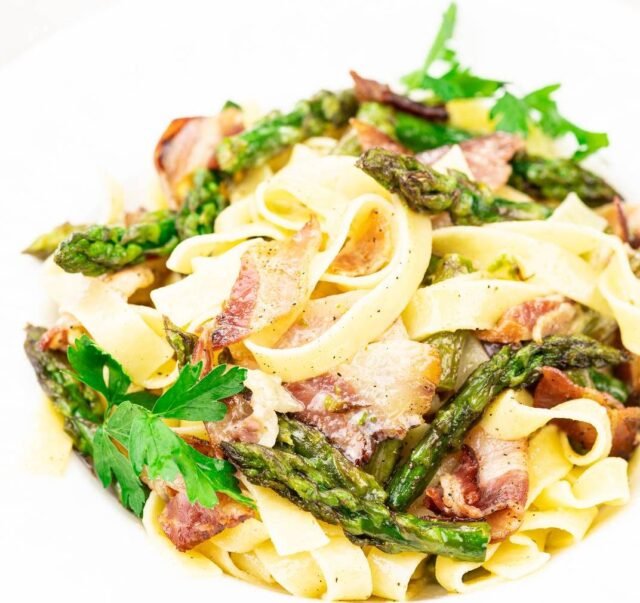 Паста зі спаржею