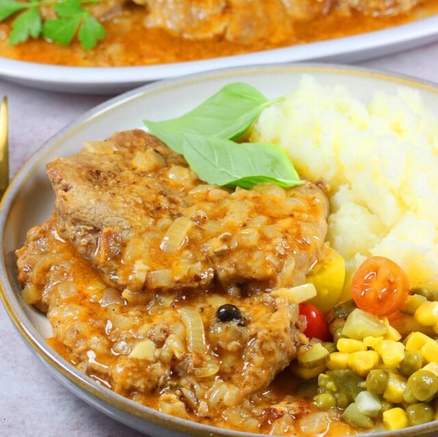 Тушкована свинина