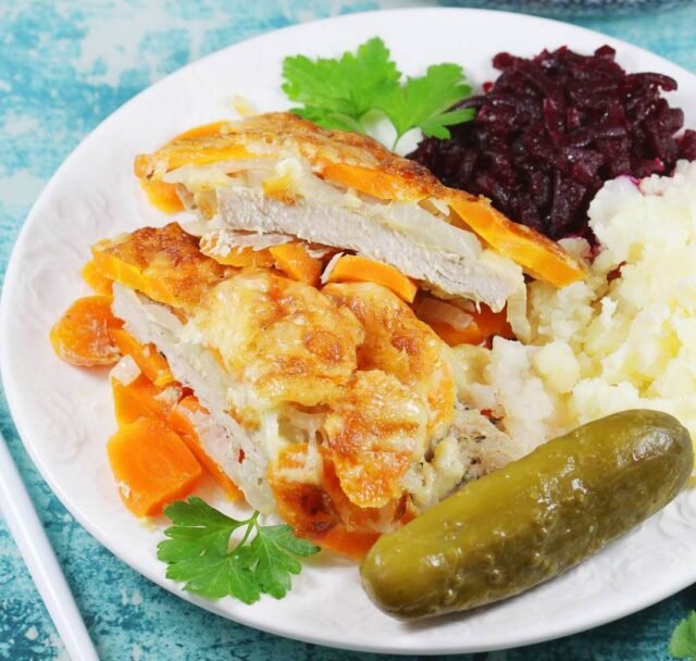 Свинина по циганськи Свинина по циганськи - дуже простий рецепт. Мій варіант домашньої вечері для всієї родини. Сміливо готуйте, адже це того варте! - відмінний спосіб приготувати - лише кілька легкодоступних інгредієнтів - запікаємо все разом в одному посуді Час приготування: 15 хвилин Час випікання: 1 година 20 хвилин Кількість порцій: близько 1450 г страви Калорійність: 135 ккал за 100 г Дієта: безглютенова Складові: 4 товсті свинячі відбивні – близько 450 г 4 середні моркви - близько 550 г 2 середні цибулини – близько 300 г 3 столові ложки майонезу 1 чайна ложка гірчиці 1 зубчик часнику - 5 г до 150 г хорошого сиру спеції: пів чайної ложки солі, 1/3 чайної ложки перцю Свинина по циганськи Свинина по циганськи 1 рецепт 2 Вам знадобиться до 500 грамів якісної безкісткової свинини. Я вибираю частину філе посередині, але частина філе ближче до шиї теж буде відмінною. Наріжте шматок свинини на чотири товсті скибочки. Також можна попросити нарізати у м'ясника з більшого шматка свинини. Один шматок нарізаємо завтовшки близько 2 см. Покладіть на прилавок наполовину складену тканину або кухонну серветку. Покладіть дерев'яну дошку на тканину. Викладіть м'ясо на дошку по одній і відбийте, поки вони не стануть завтовшки близько 1 см. Посипати сіллю й перцем з обох боків кожен шматок. Очистить зубчик часнику й пропустіть його через прес. Змішати із чайною ложкою гірчиці. Втираємо гірчицю та часникову пасту в м'ясо. Свинина по циганськи 3 Підготуйте форму для запікання приблизно 34 / 22 см (скляну, керамічну). Посуд зсередини нічим не змащуємо. Моркву очистити та нарізати діагональними скибочками завтовшки до 3 мм. Викласти половину скибочок на дно форми. Поверх моркви викладіть половину очищеної та нарізаної кільцями або півкільцями цибулини. Порада: якщо ви використовуєте стару моркву, я рекомендую нарізати її тонкими скибочками. Замість звичайної цибулі можна використовувати червону цибулю або цибулю-порей (у тій ж кількості). Крім моркви та цибулі можна використовувати й корінь селери вагою близько 300 грамів. Його слід очистити від шкірки та натерти на великій сітці. Викладаєш його шарами між морквою та цибулею. рецепт 4 Викладіть свинячі відбивні поверх овочів. одну поруч з іншою. Свинина по циганськи 5 Покладіть другу половину цибулинних кілець на свинину, а решту скибок моркви на цибулю. рецепт 6 Натріть на великій тертці приблизно 130-150 г сиру хорошої якості й розподіліть по всій поверхні сковороди. Злегка промокніть натертий сир і покладіть три столові ложки перевіреного справжнього майонезу. Порада: Замість майонезу можна дати 3 столові ложки олії. Олія є інгредієнтом, що знаходиться в оригінальному рецепті. У рецепті також немає жовтого сиру. Його можна опустити. Тоді страва вийде менш калорійною. Свинина по циганськи 7 Накрийте кришку або фольгою і поставте в розігріту до 185 градусів духовку. Виберіть середню полицю духовки та встановіть режим приготування вгору/вниз. Якщо у вас тільки гаряче повітря, встановіть його на 175 градусів. Через годину запікання зніміть кришку зі сковороди та запікайте свинину по циганськи ще 20 хвилин. За цей час сир та майонез добре підрум'яняться. рецепт 8 Свинину по циганськи зазвичай подають із картопляним пюре. Крім того, домашні малосольні огірки та смачні смажені буряки. Свинина по циганськи виходить дуже соковитою, а овочі дивовижними. Запечений шар сиру та майонезу робить страву не лише апетитною на смак та запах, але й має дуже різноманітну структуру. Хрумкі панірувальні сухарі, м'якість овочів і соковите м'ясо всередині. На дні каструлі, ймовірно, буде трохи «бульйону». З якісних інгредієнтів буде дуже смачно. Не виливайте його. Ви можете полити ним картоплю, полити й трохи загустити соус або використовувати для овочевого супу. Свинина по циганськи 9 рецепт 10 Це перероблена версія оригінального рецепта свинина по циганськи із книги. Нижче також наводжу рецепт із книги: Складові: 2 кг свинини, 6 зубчиків часнику, 2 столові ложки гірчиці, сіль, 4 цибулини, 2-3 моркви, селера, 4 столові ложки соняшникової олії, пів склянки сухе червоне вино . Філе очистити, вимити та видалити кістки. Часник очистити й натерти сіллю, свинячу відбивну натерти й змастити гірчицею, потім покласти в каструлю, покрити скибочками цибулі, моркви та селери, збризкати маслом, поставити лист у гарячу духовку і запікати 15 хвилин, без покриття. Потім збризкайте м'ясо бульйоном і вином; варити під кришкою, зменшити вогонь - доки м'ясо стане м'яким. Наріжте м'ясо, викладіть на тарілку, накрийте овочами й полийте соусом для запікання. Смачного!