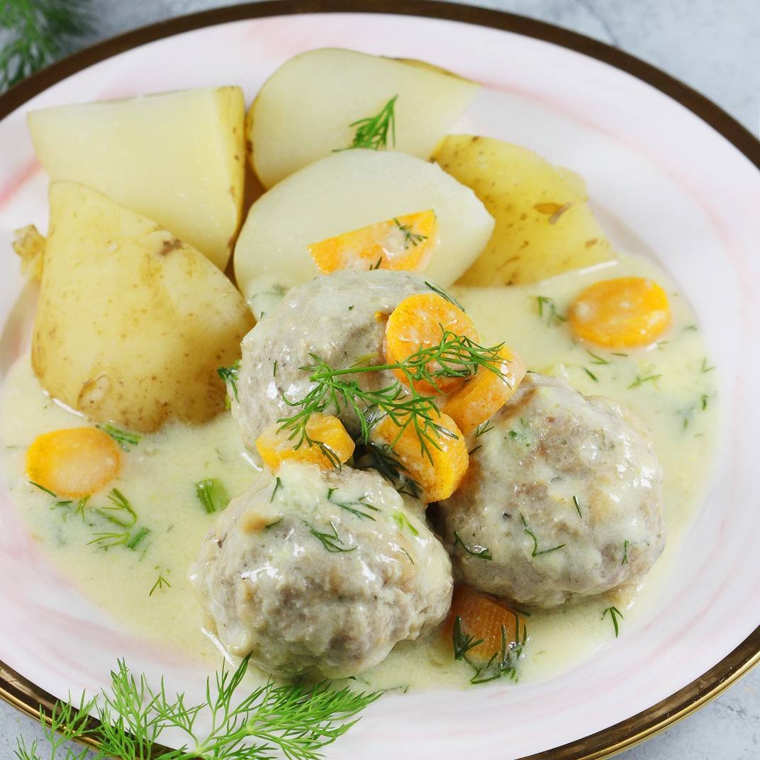 Фрикадельки в кроповому соусі