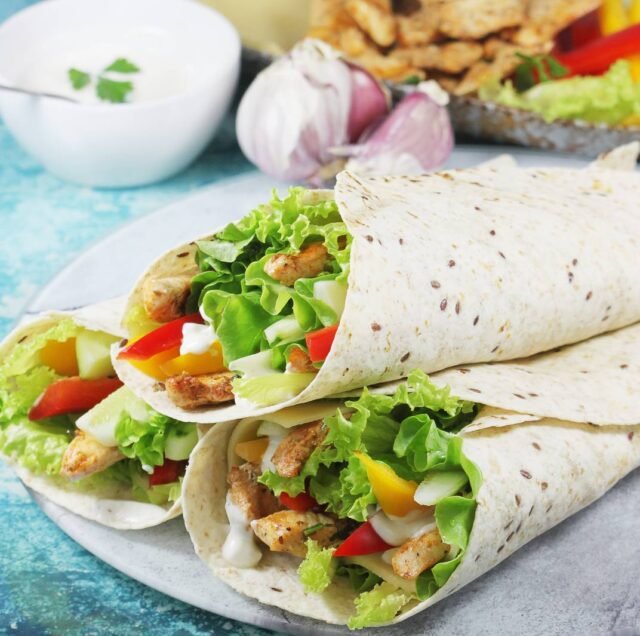 Домашня шаурма з куркою та овочами