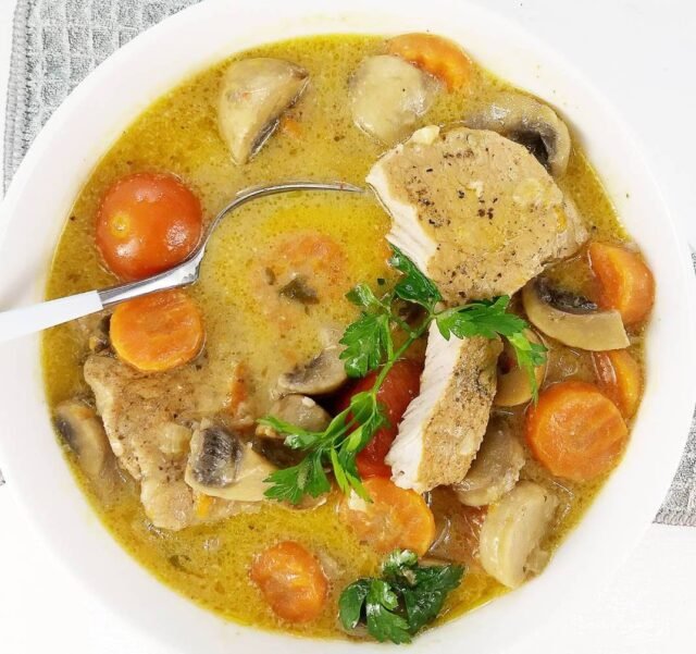 Тушкована свинина з овочами