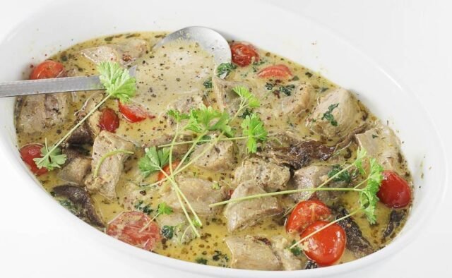 Свиняча вирізка в грибному соусі