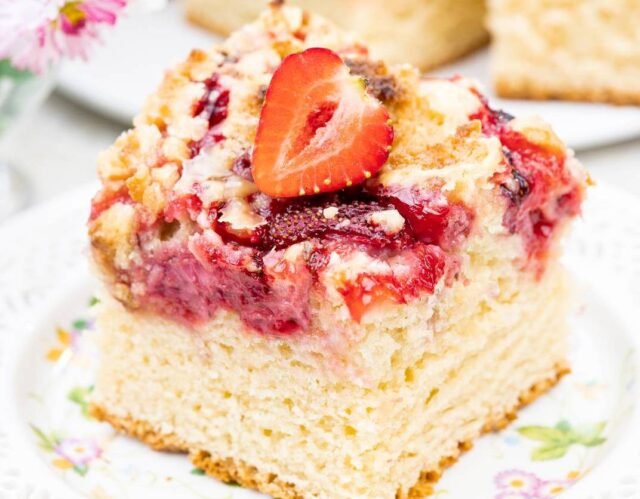 Дріжджовий пиріг з полуницею - рецепт з фото!