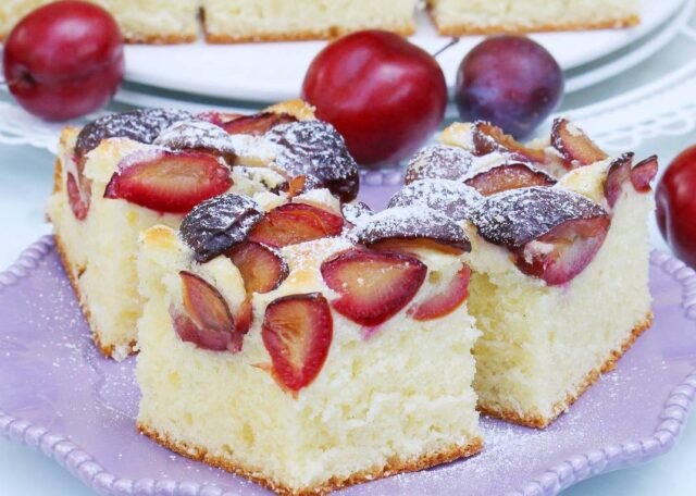 Йогуртовий пиріг зі сливами