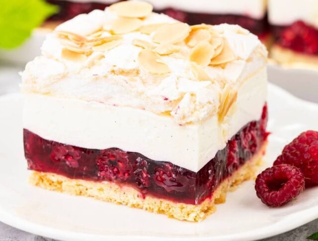 Торт малинова хмаринка