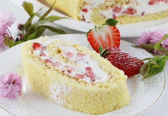 Рулет з полуницею