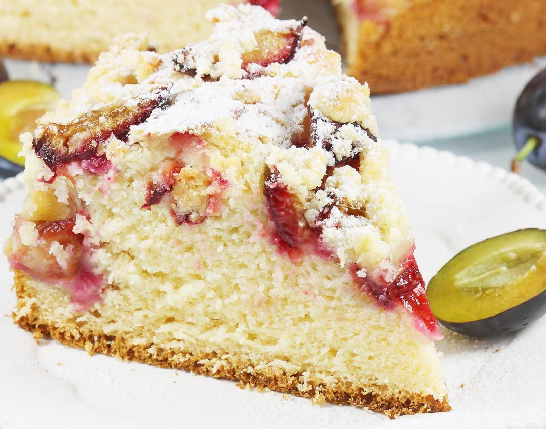 Дріжджовий пиріг зі сливами