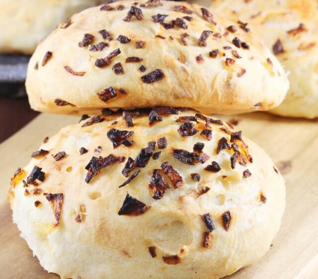 Цибулеві булочки