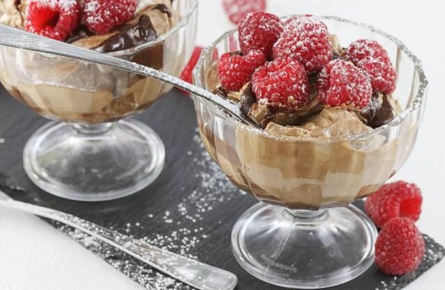 Десерт з маскарпоне та малиною