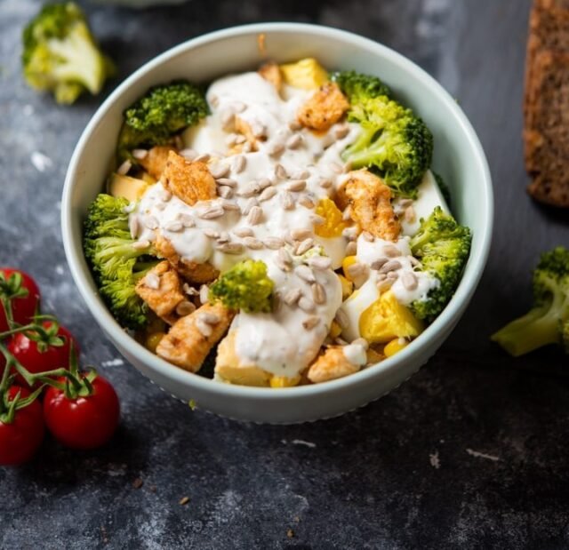 Салат з броколі та курки