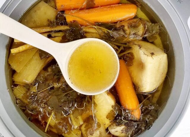 Яловичий бульйон з овочами