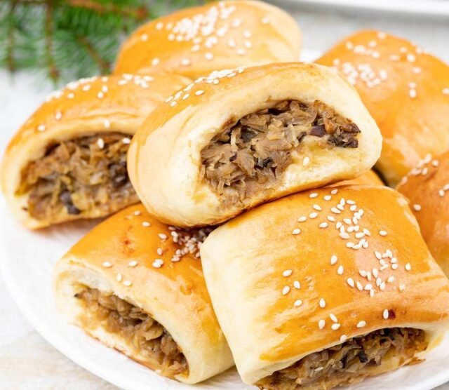 Різдвяні пиріжки з капустою та грибами