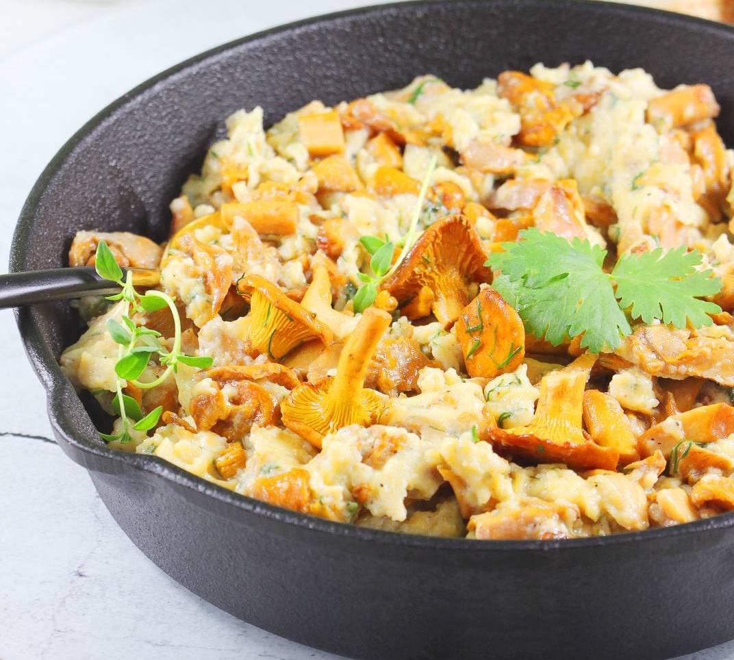 Яєчня з лисичками