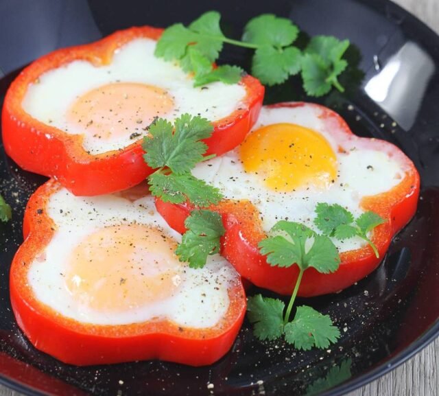 Смажене яйце в паприці