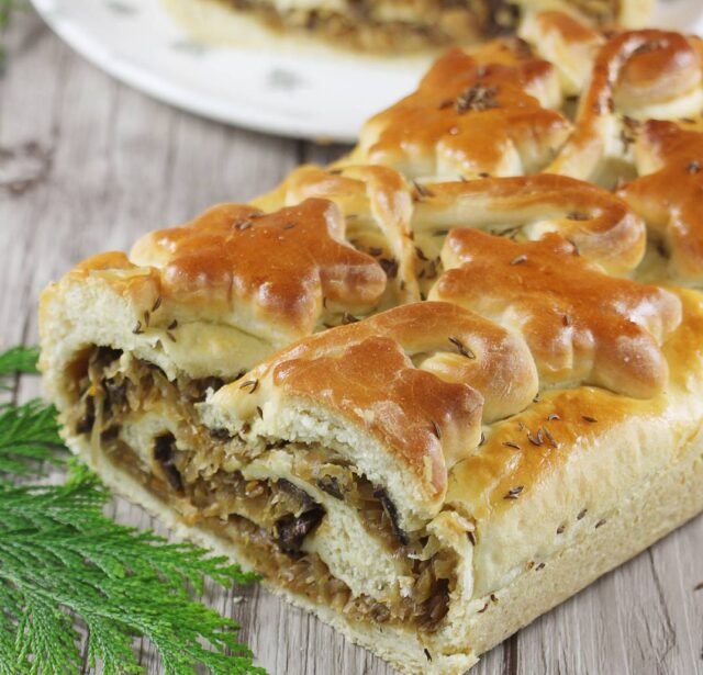 Пиріг з капустою та грибами