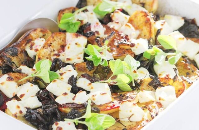 Запечений буряк з картоплею та сиром фета