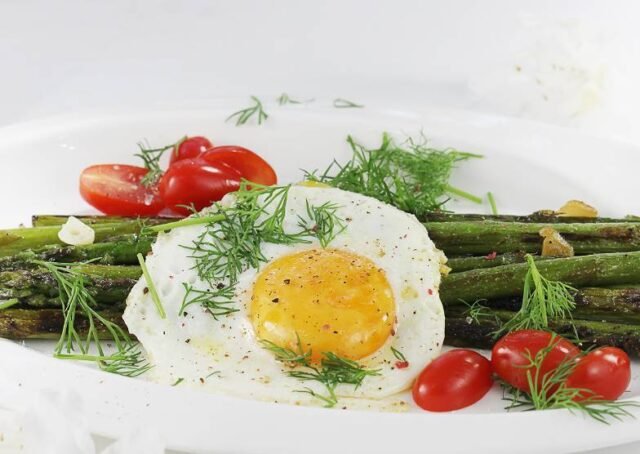 Смажена спаржа з ​​яйцем