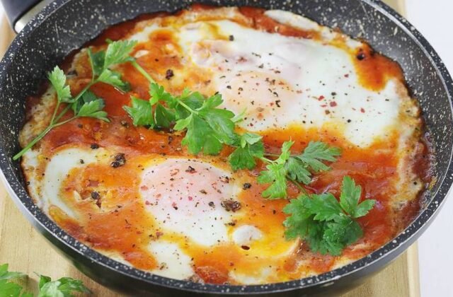 Шакшука з моцарелою та помідорами