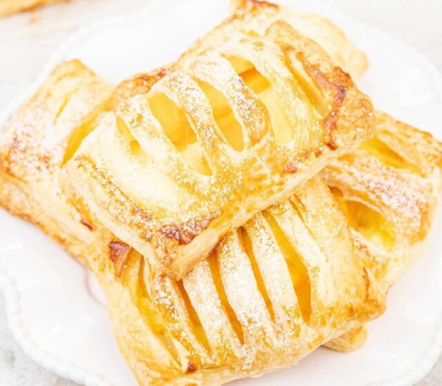 Тістечка з листкового тіста з заварним кремом