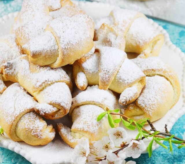 Повітряні і ніжні круасани з дріжджового тіста