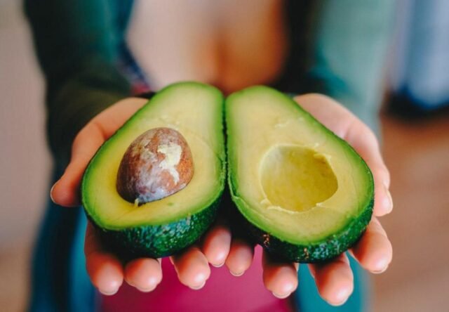 Салат із запеченої солодкої картоплі та авокадо