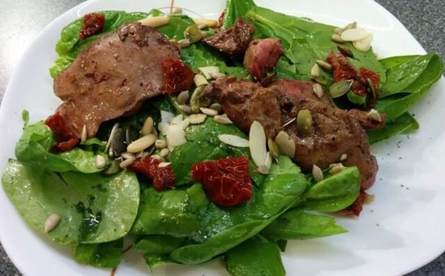 Салат з курячої печінки з помідорами