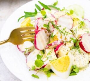 Салат з редискою і яйцем