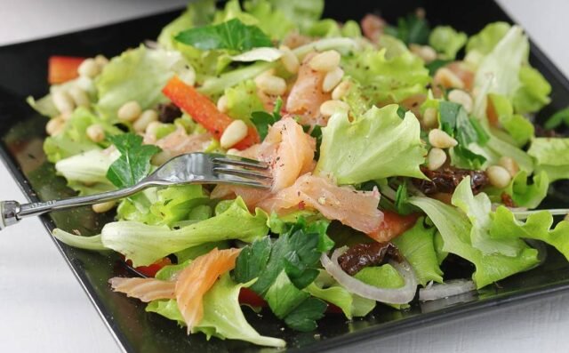 Салат з лососем