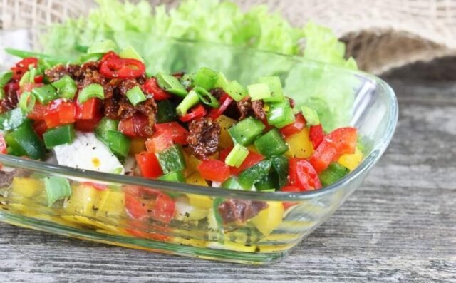 Салат з оселедцем і помідорами