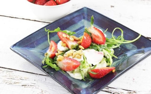 Салат з моцарелою та полуницею