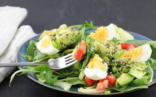 Салат з авокадо і яєць