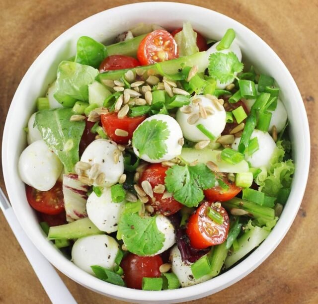 Салат з моцарелою