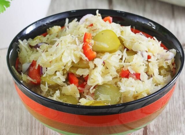 Салат з квашеної капусти