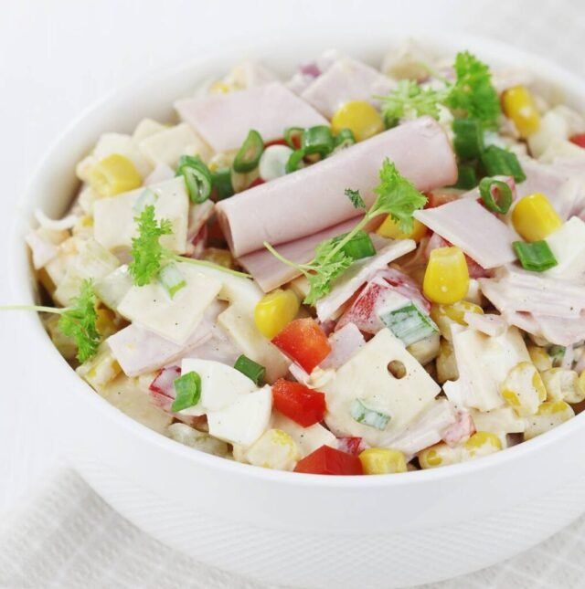 Салат з шинкою та сиром