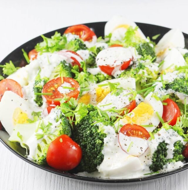 Салат з брокколі і яйцєм