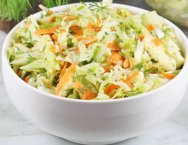 Салат з молодої капусти