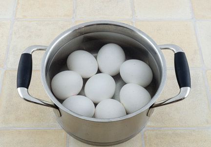 Яйця фаршировані буряком та оселедцем