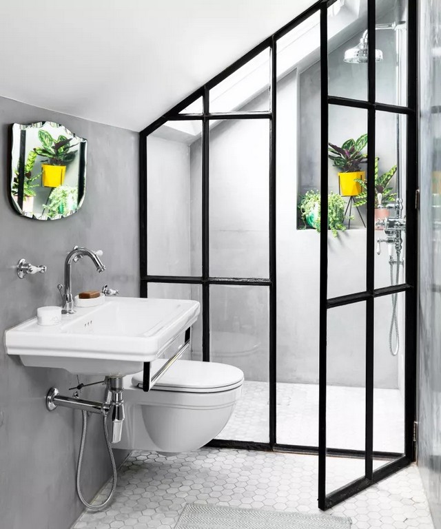 Душова перегородка у невеликій ванній кімнаті з мансардним вікном і світлою схемою