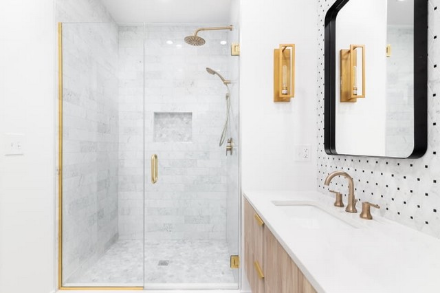 Ванна кімната з мармуром і золотом